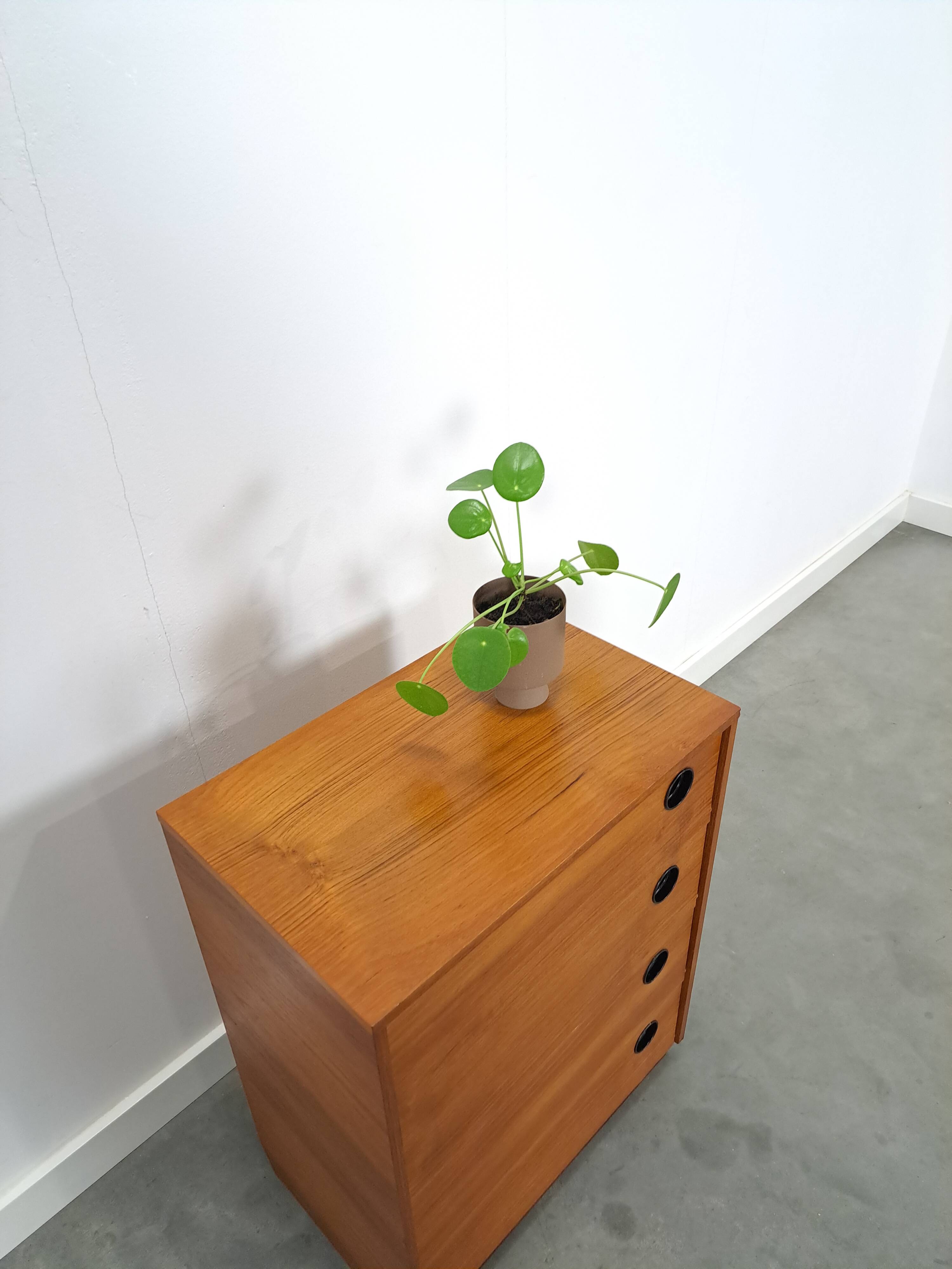 Schoenenkast met zwarte ronde grepen, nr. 1