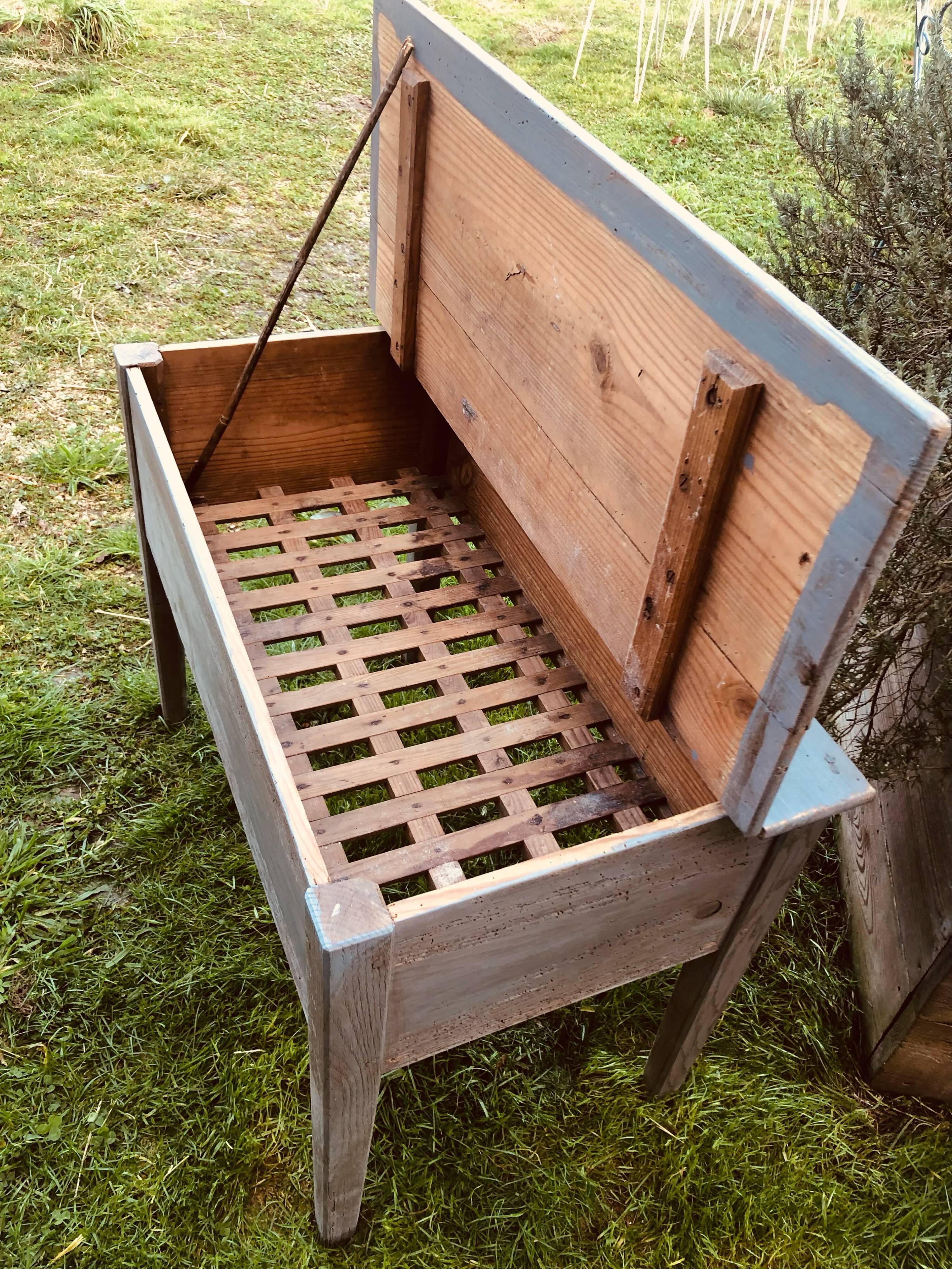 Wooden companion drainer with patina