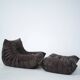 Ensemble de chaise et pouf Togo en velours côtelé marron.