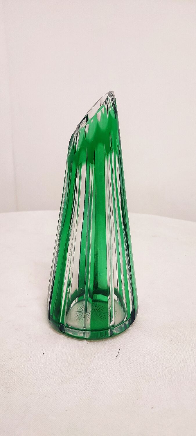Vase en verre sculpté de Bohême. République tchèque, années 1980.