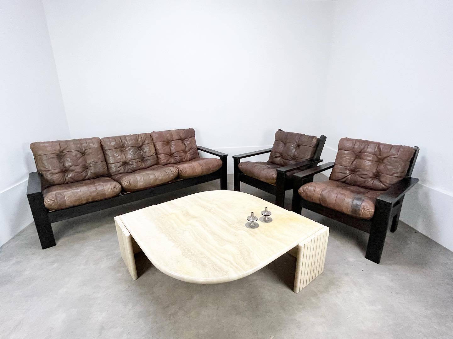 Table basse travertin forme œil par Roche Bobois