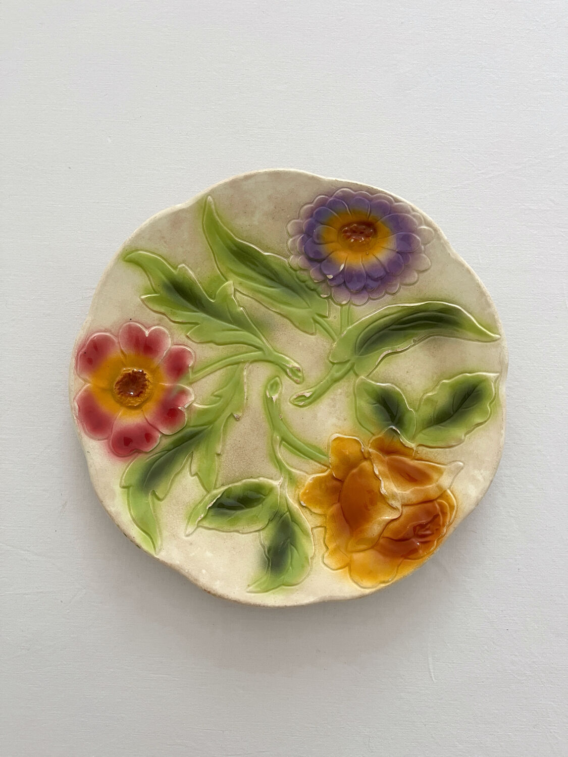 Assiette ancienne en barbotine 3 fleurs