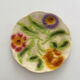 Assiette ancienne en barbotine 3 fleurs