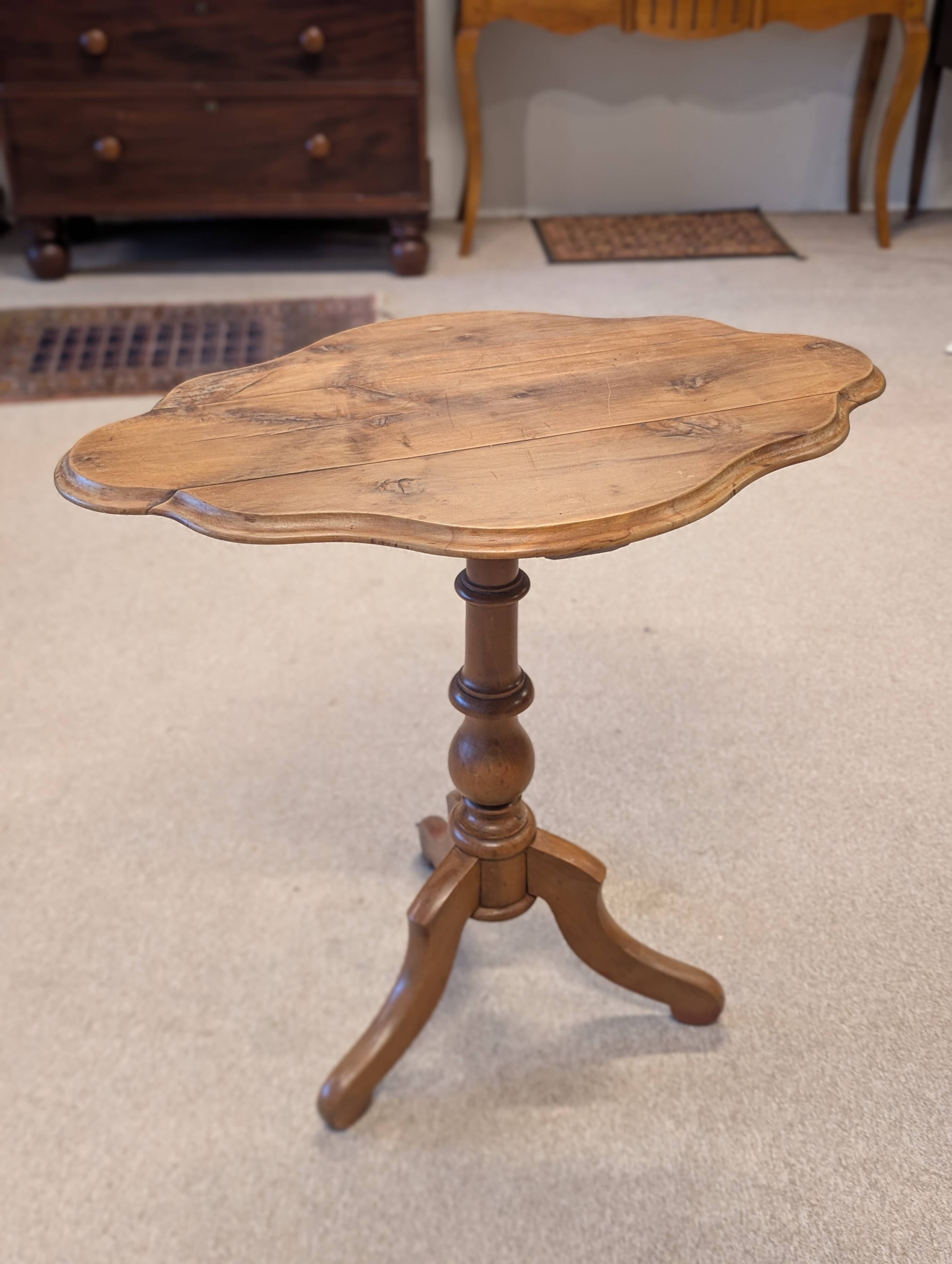 Violin side table in walnut