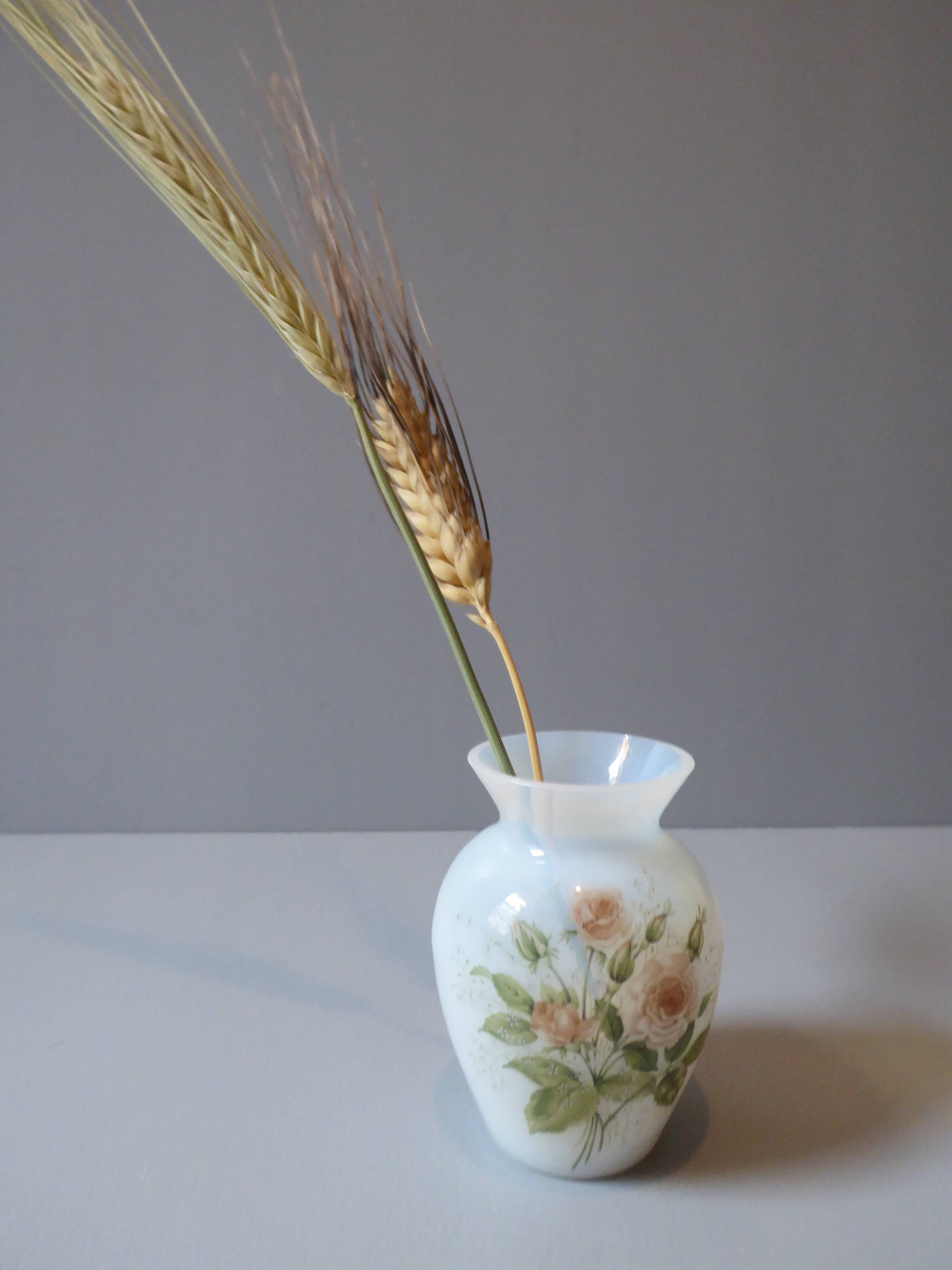 Vase en opaline blanche et décor de fleurs