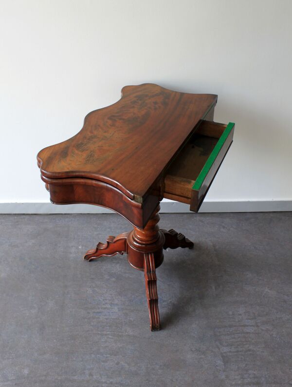 table à jeux de style louis XIII