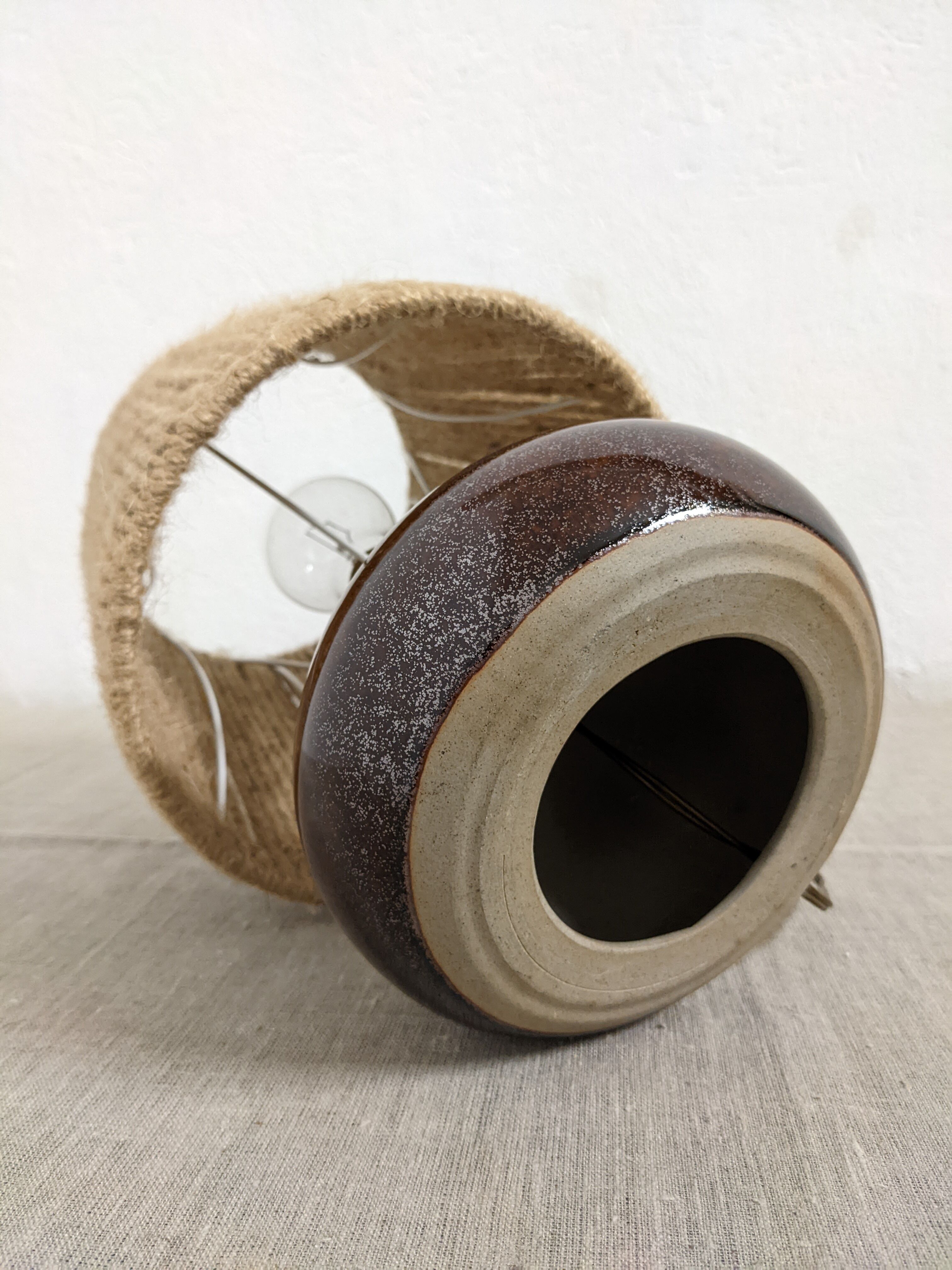 Vintage bedside lamp in enamelled stoneware and jute rope