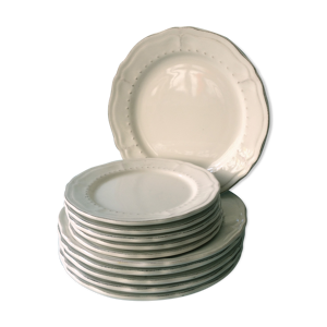11 assiettes blanches