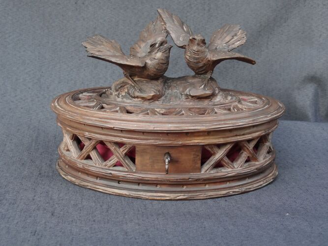 Coffret à bijoux ajouré en bois sculpté, décor de perruches 21 x 14 cm