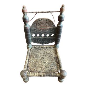 Ancienne chaise basse sculptée en bois de noyer assise tressée en cuir, Pakistan Vallée de Swat