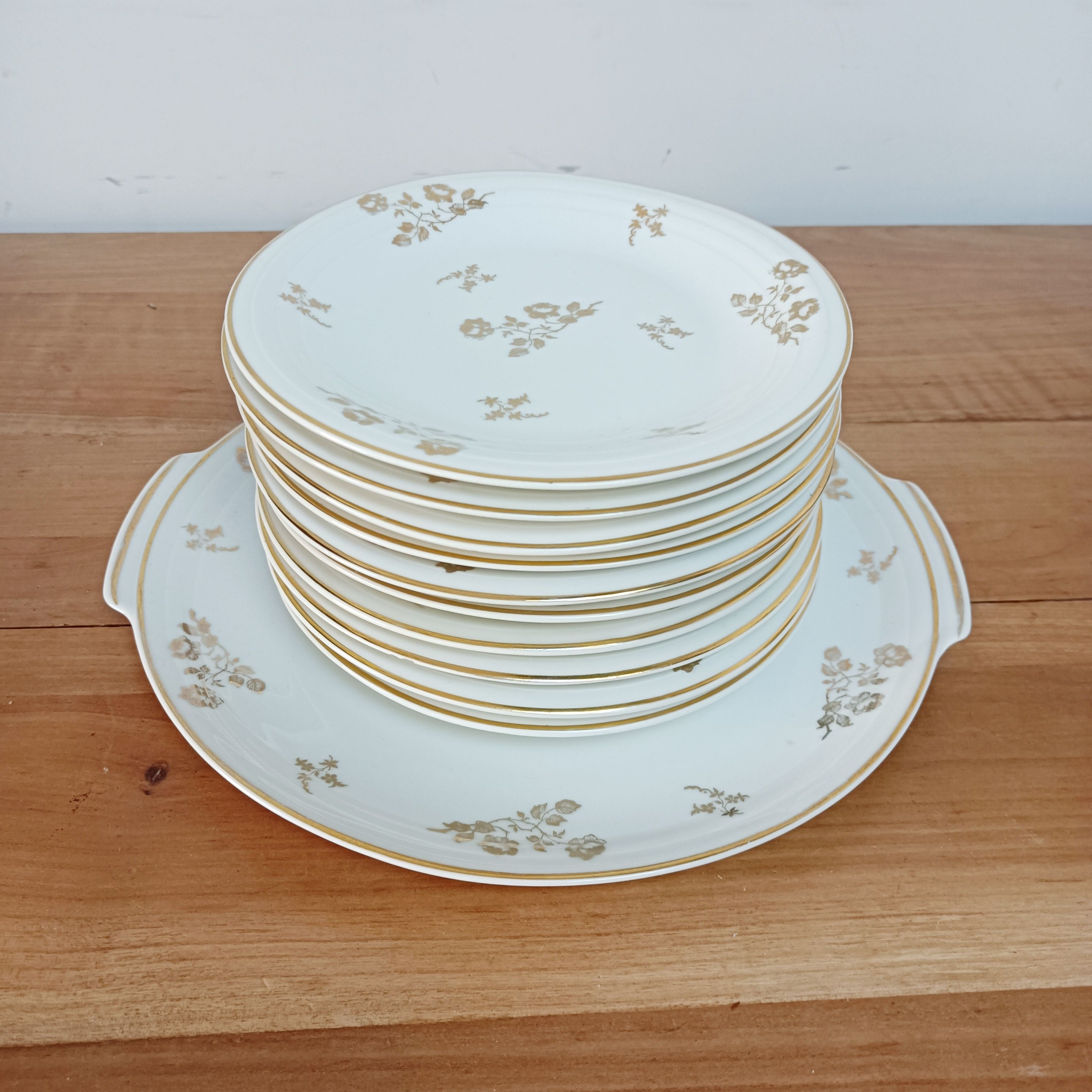 Dessert service, 10 plates and 1 pie dish, in Limoges Porcelain, white and gold