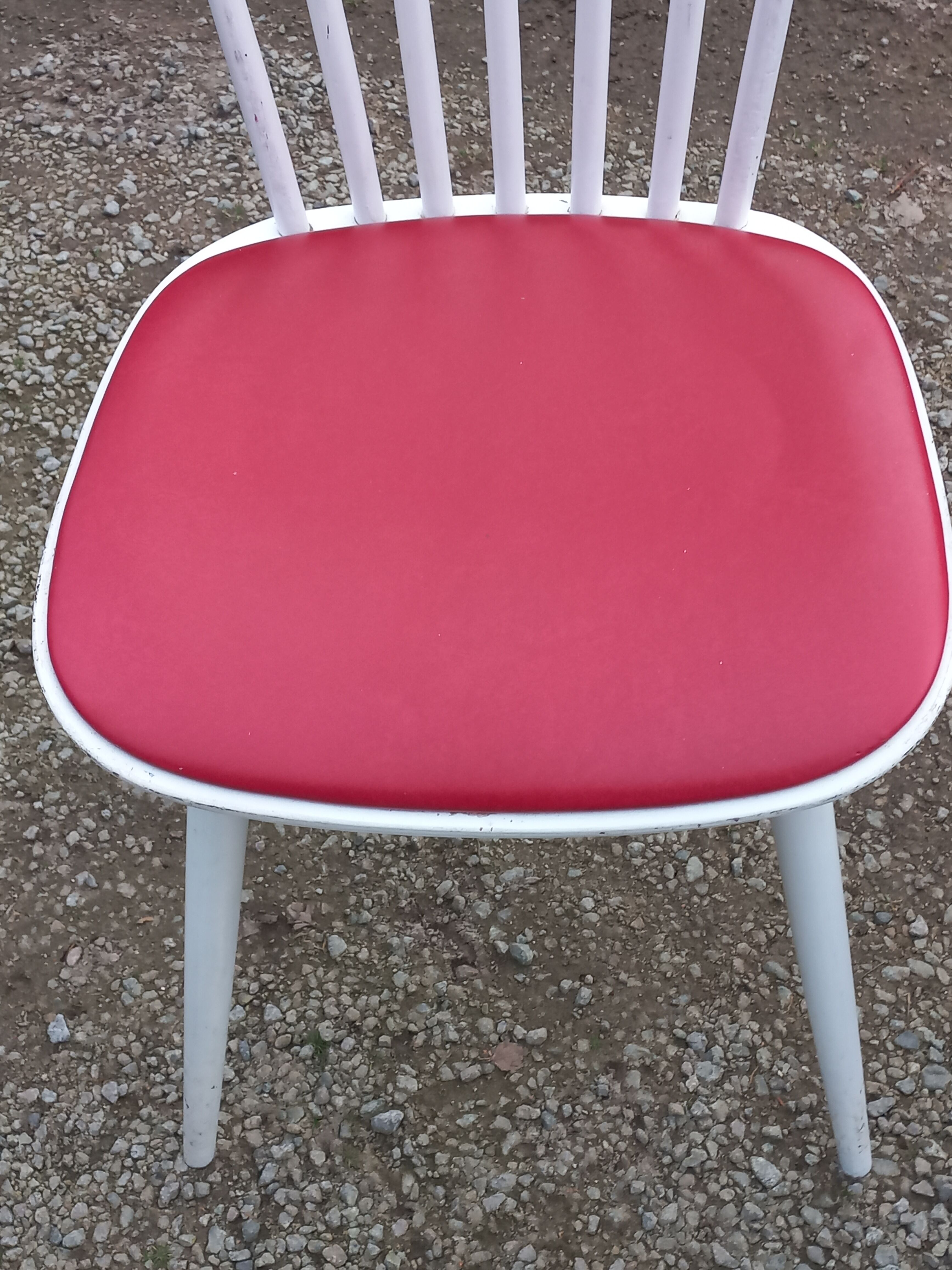 Set of 4 Scandinavian style chairs from the 50s in white lacquered wood and red skaï patties