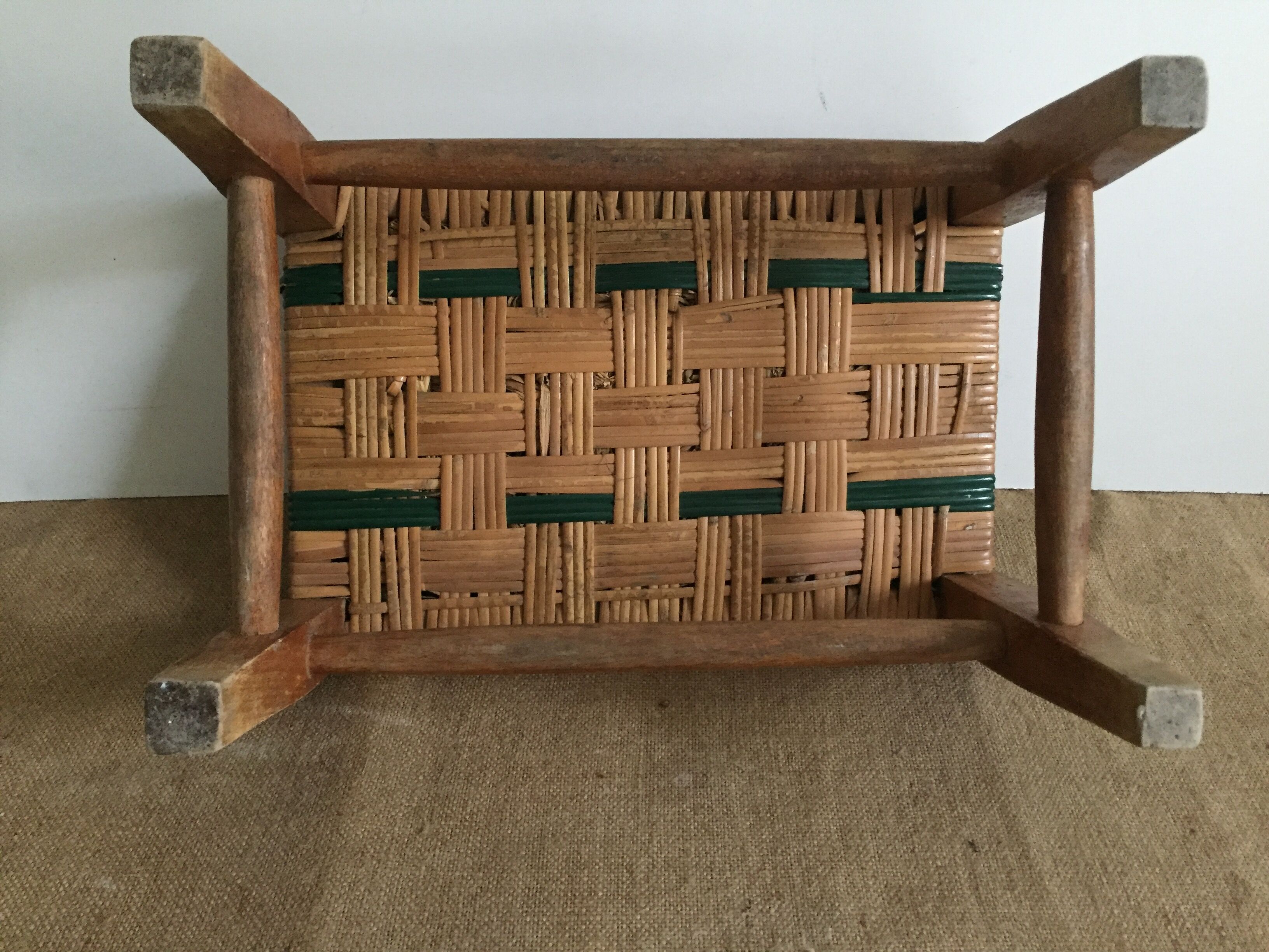 Small bench straw braided