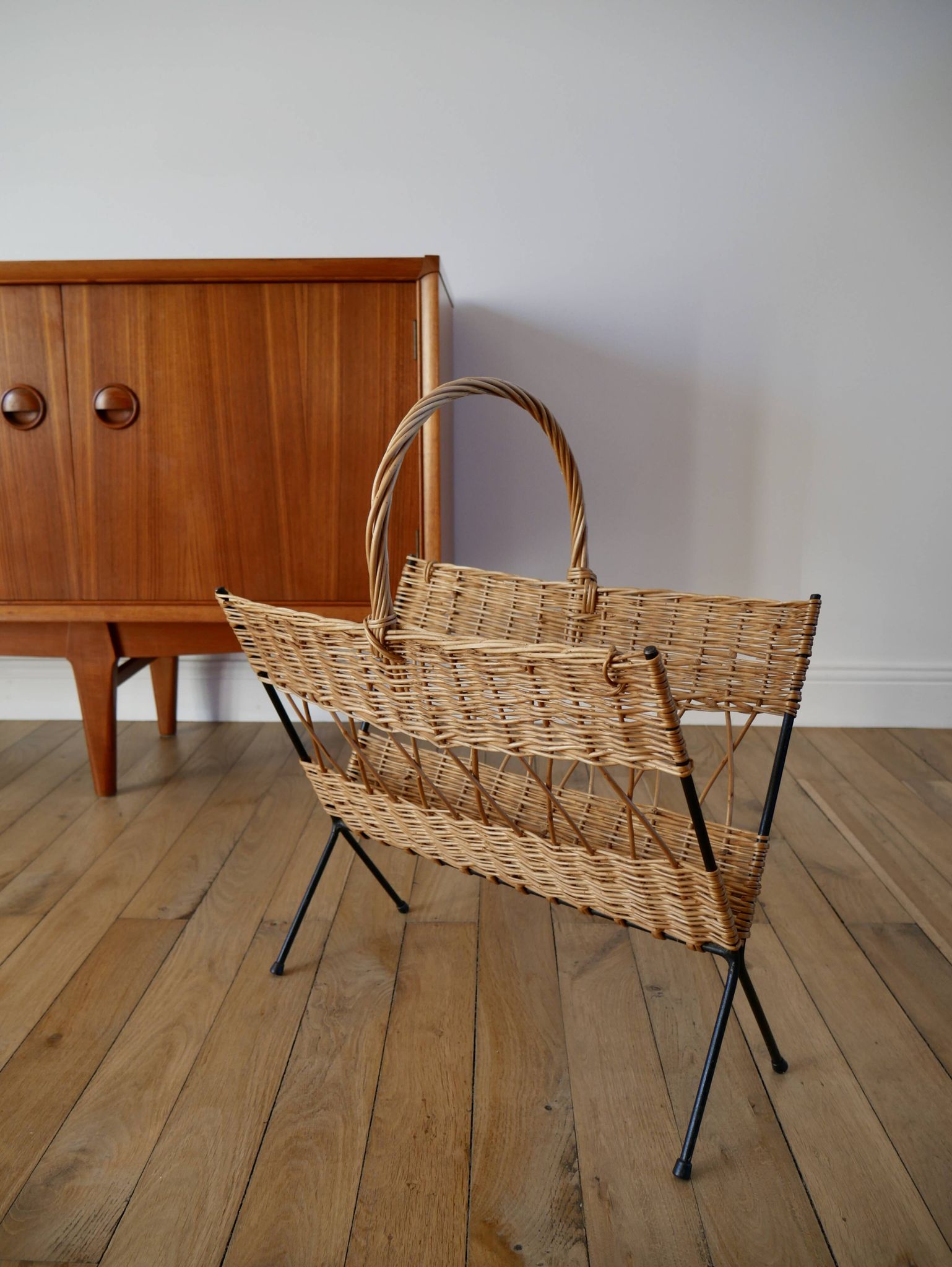 Porte-revue en rotin et métal noir design années 70