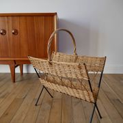 Porte-revue en rotin et métal noir design années 70