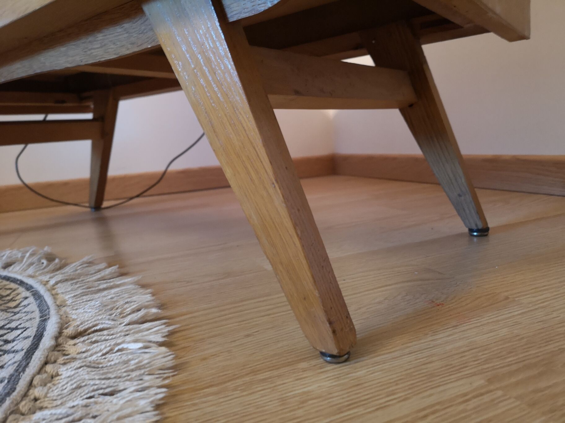 Commode scandinave pieds compas