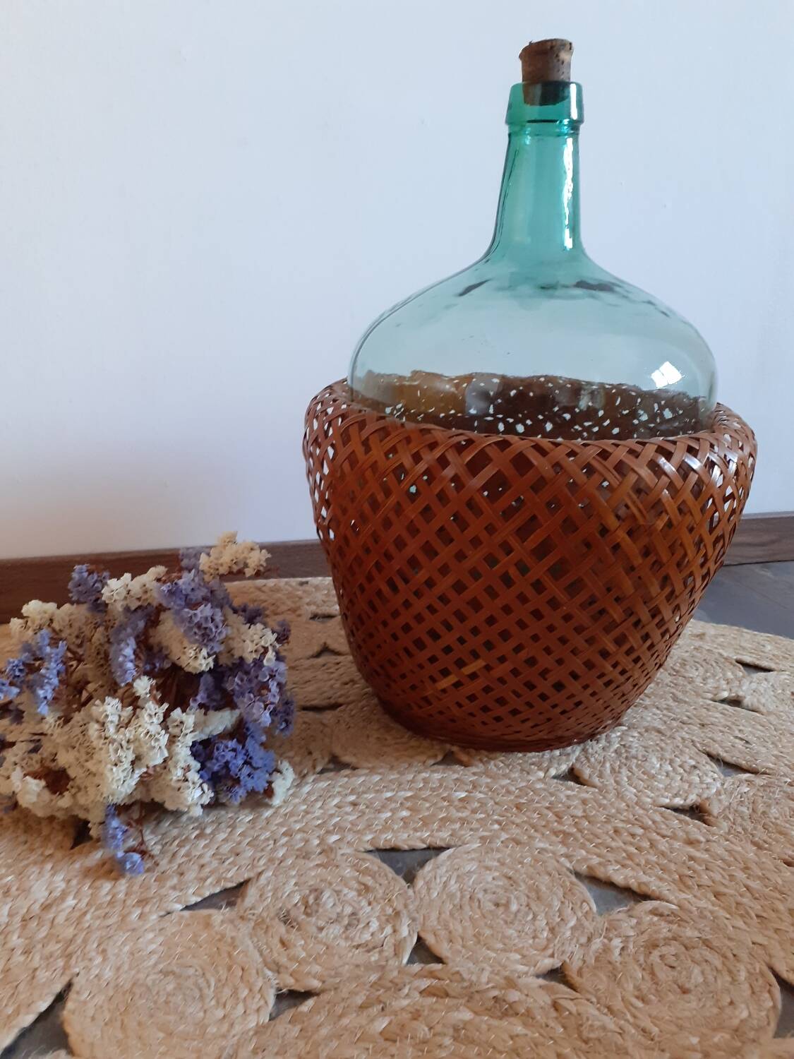 Très joli cache pot en bambou tressé année 60