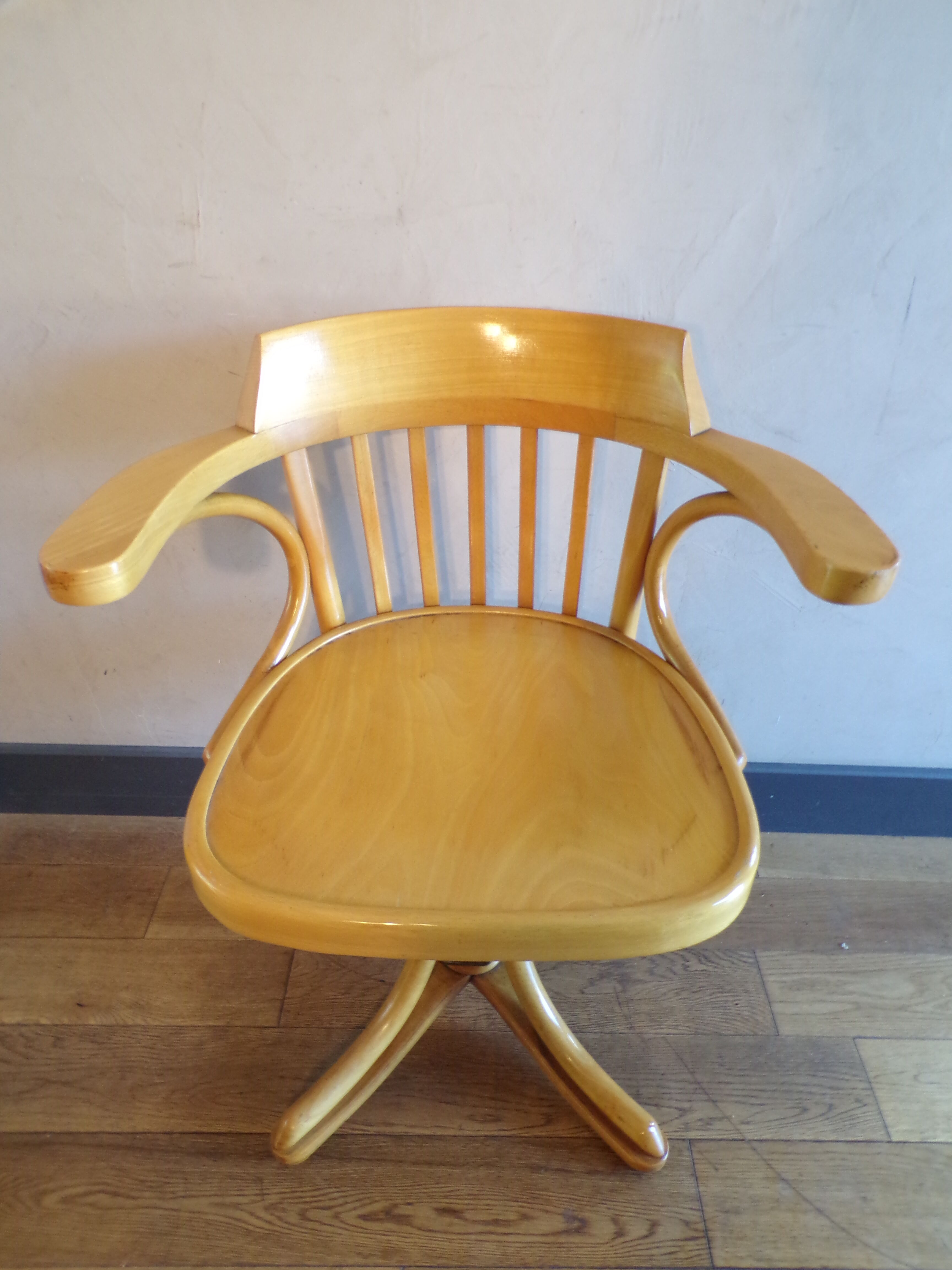 Swivel american armchair