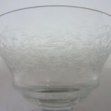 9 verres anciens gravés à décor de feuilles