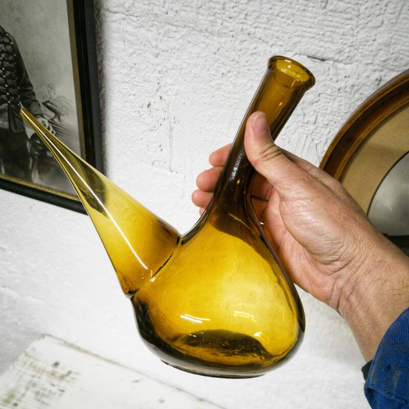 Catalan cues in amber glass