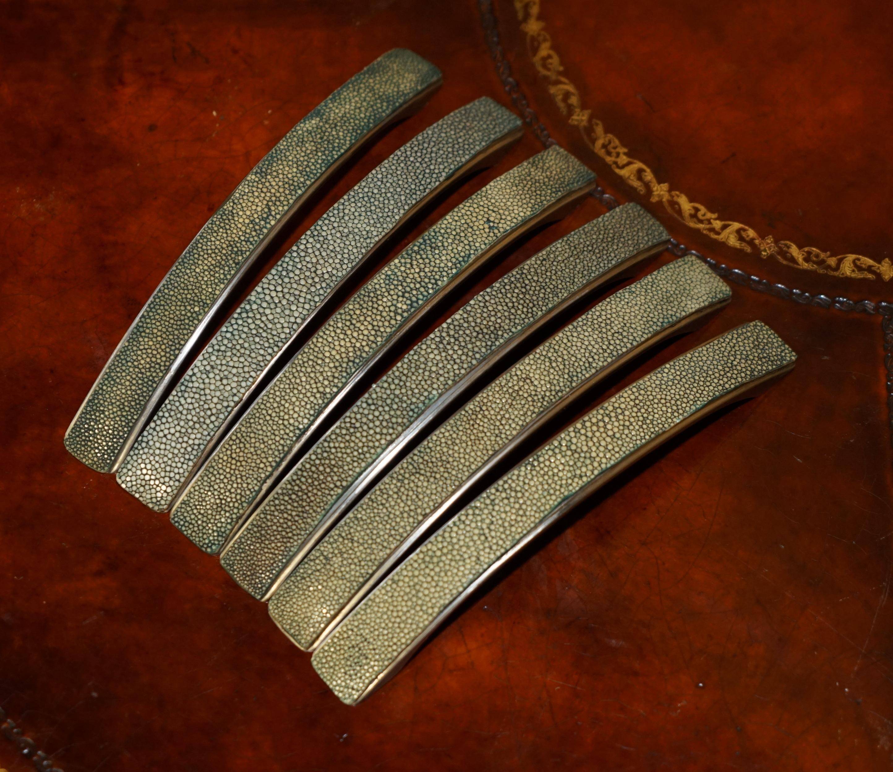 Set of six drawer handles in shagreen.