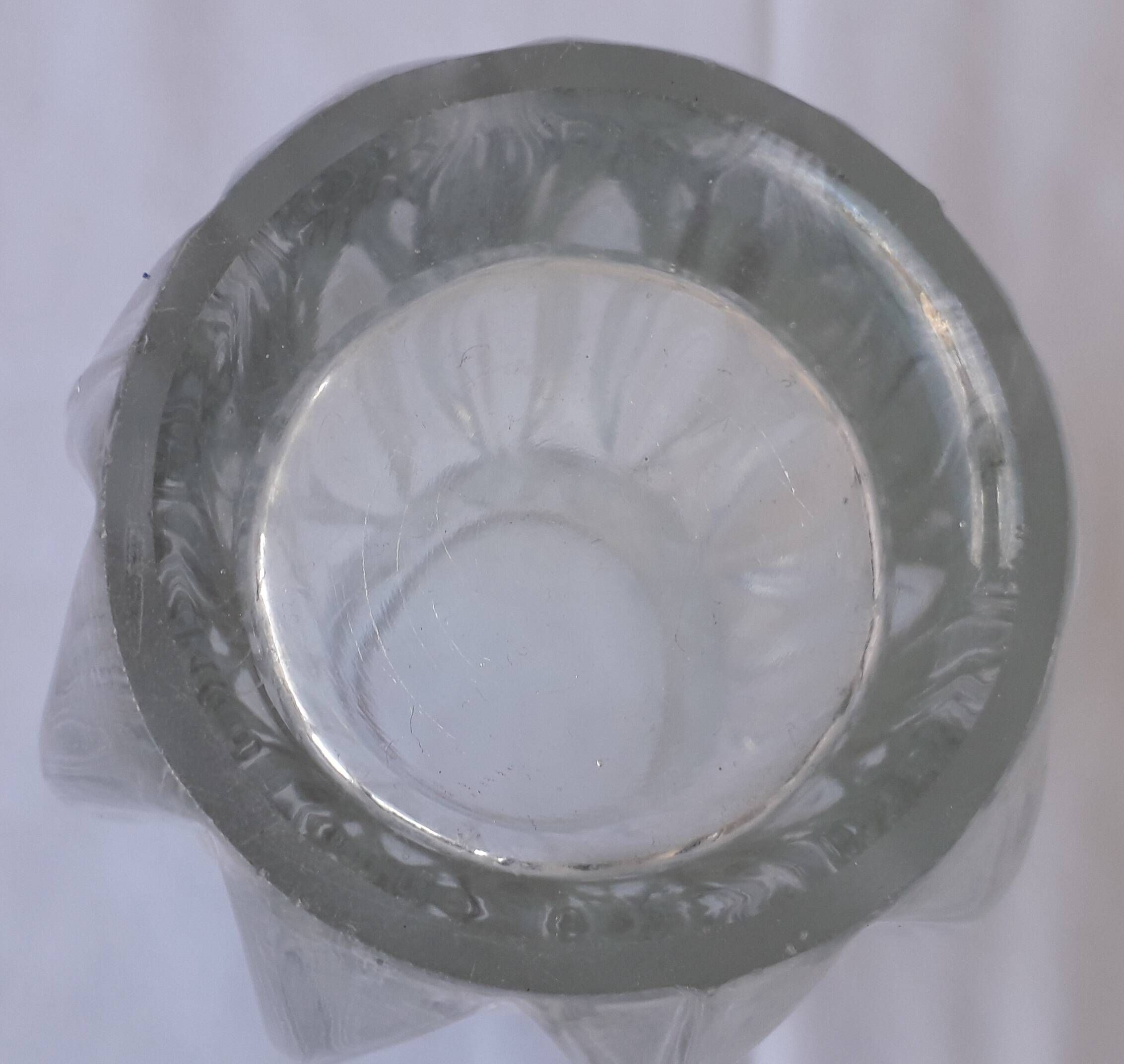 Vase en verre pressé