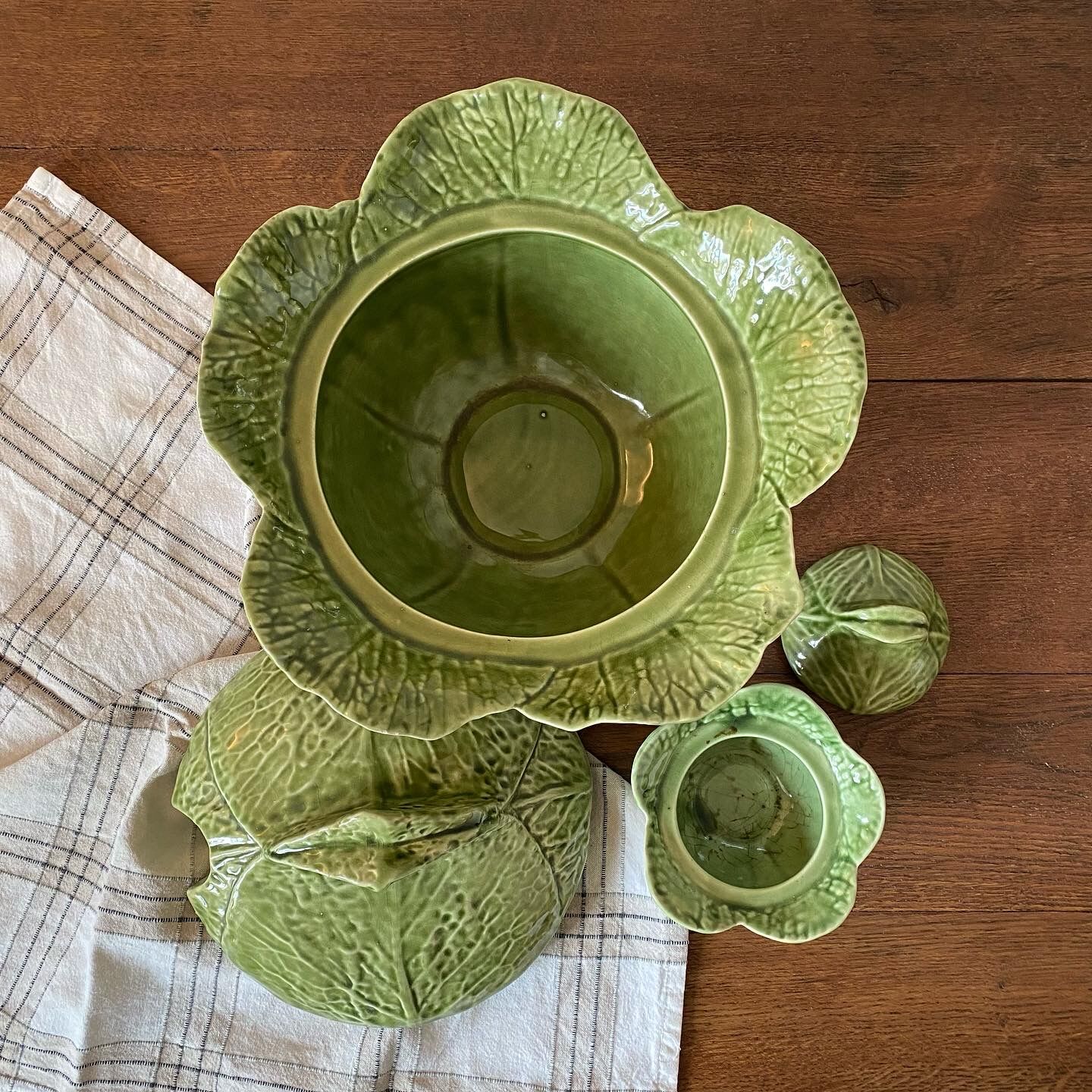 Tureen and mustard cabbage in Portuguese slurry