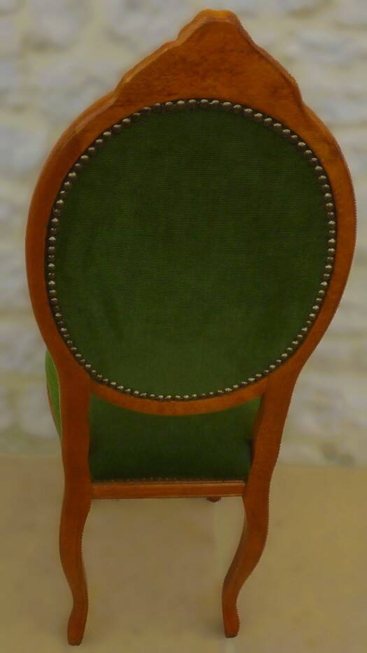 Chaise médaillon ancienne chic de style avec tissus velours vert et clous