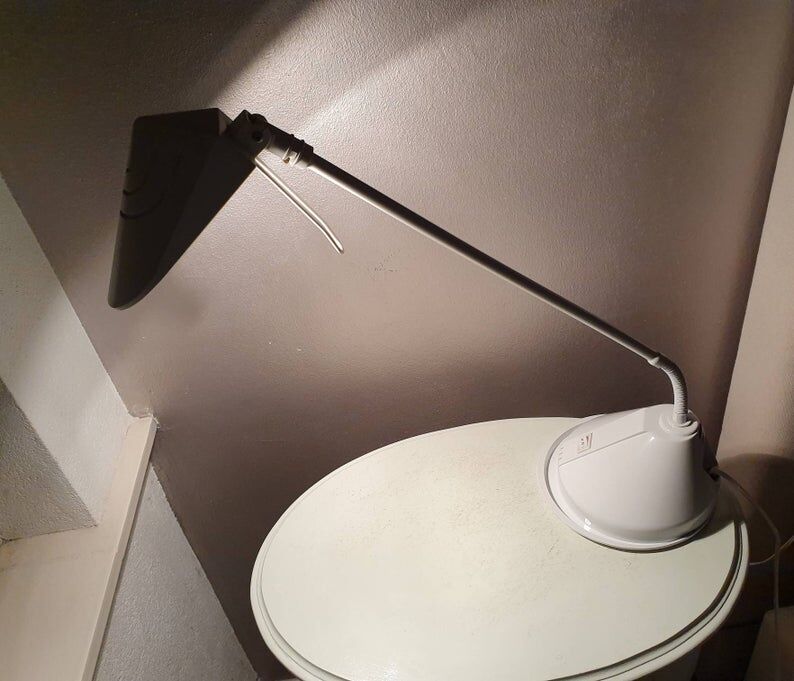 Vrieland white metal vintage desk lamp