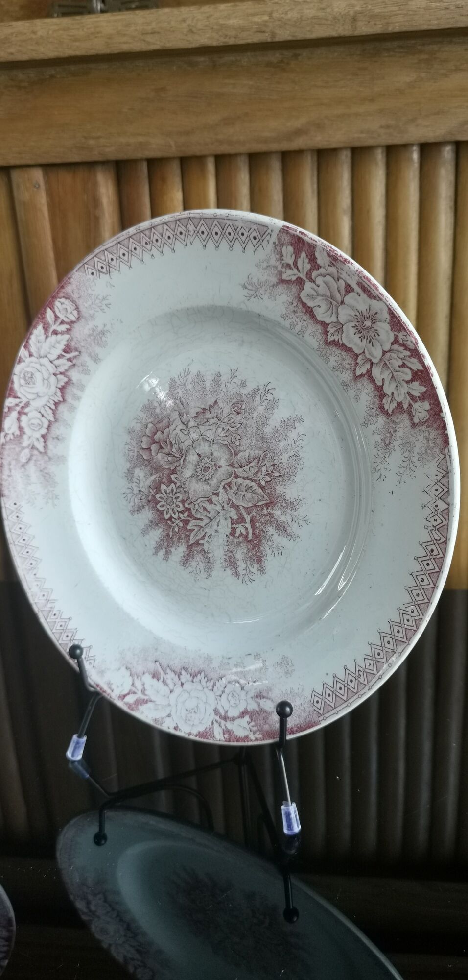 2 anciennes assiettes plates à fleurs rose poinçonner terre de fer hamage st amand "jardinière"