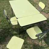 Table et chaises en Formica jaune
