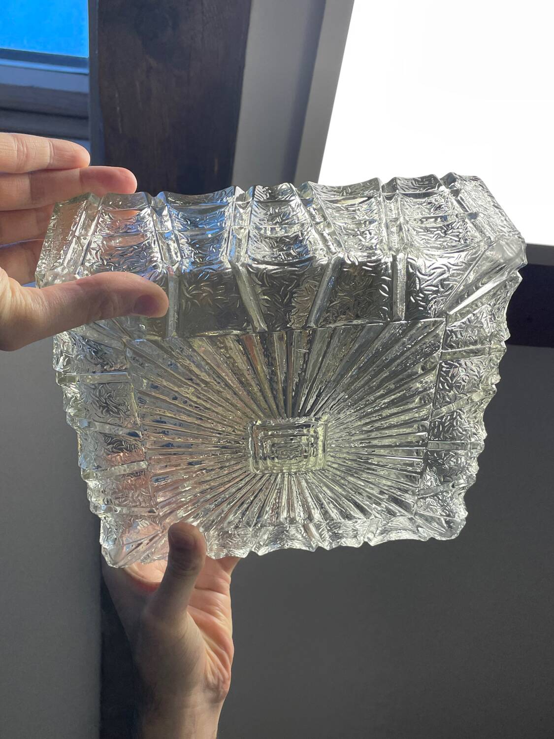 Plafonnier carré en verre vintage, motif soleil.