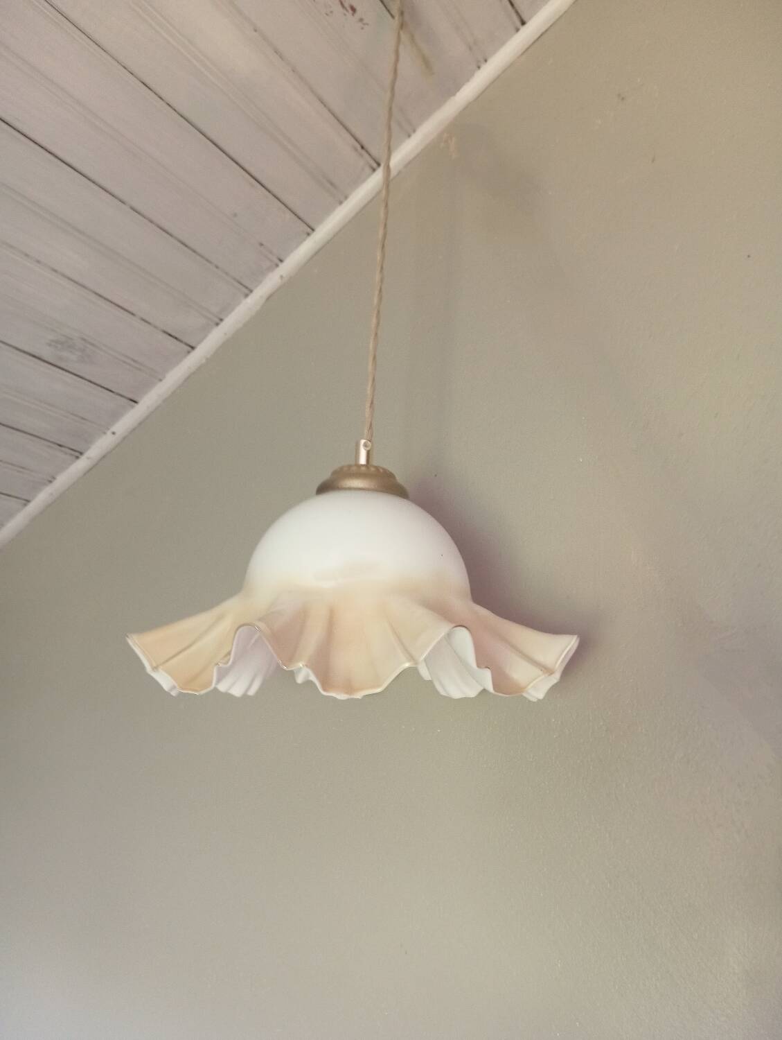 Suspension opaline à volants couleur vanille caramel 1950/60