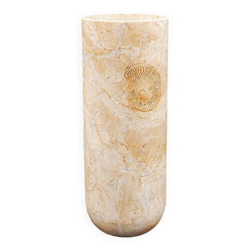Vase cylindrique en marbre avec motif de fossil