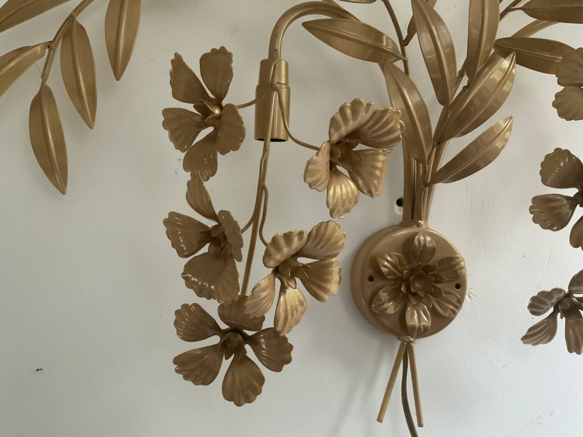 Hollywood regency Style Metal Gold Wall Light Sconce Floral 1970s, by Ledungs