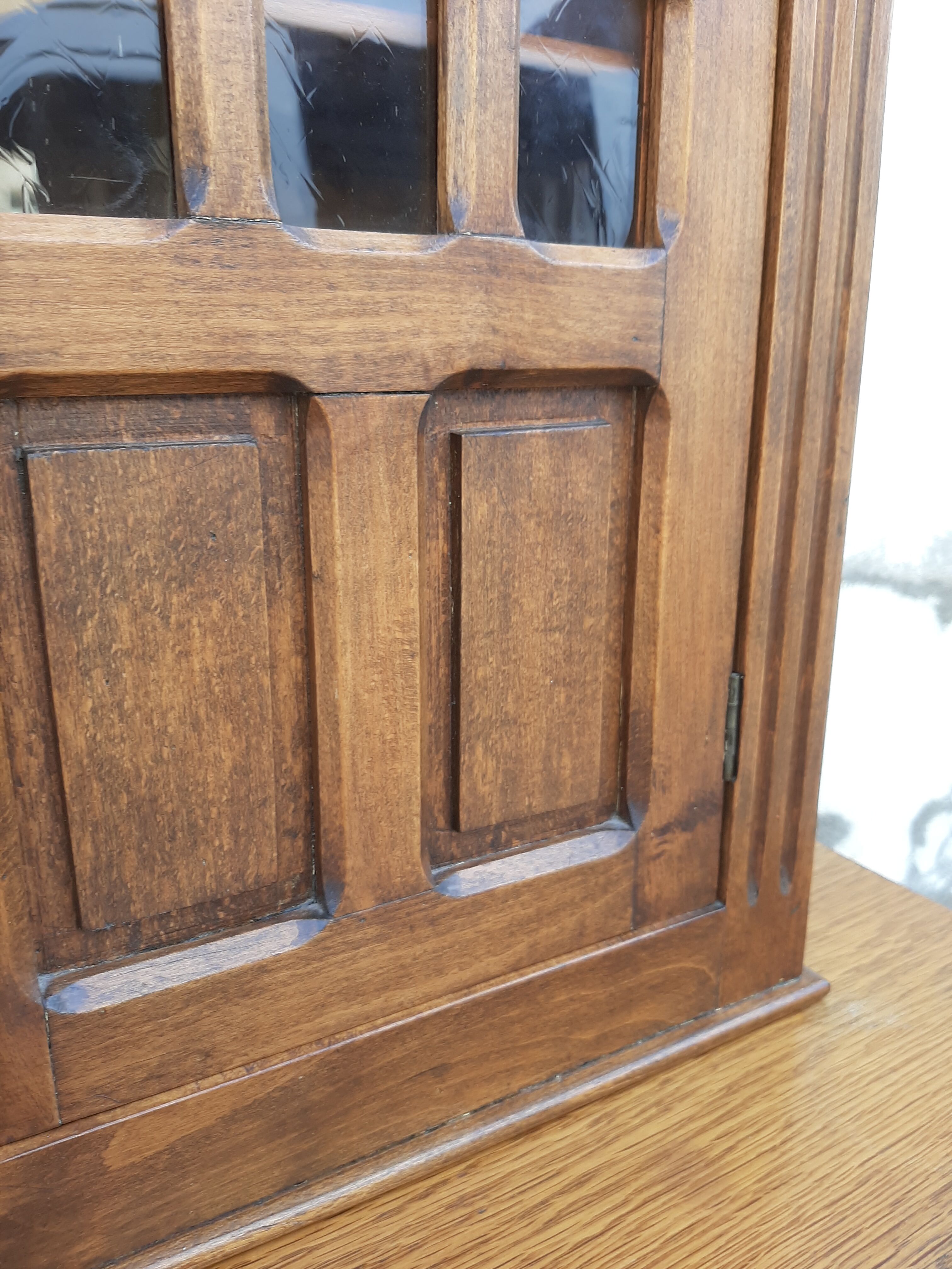 Armoire vitrine à pharmacie ancienne