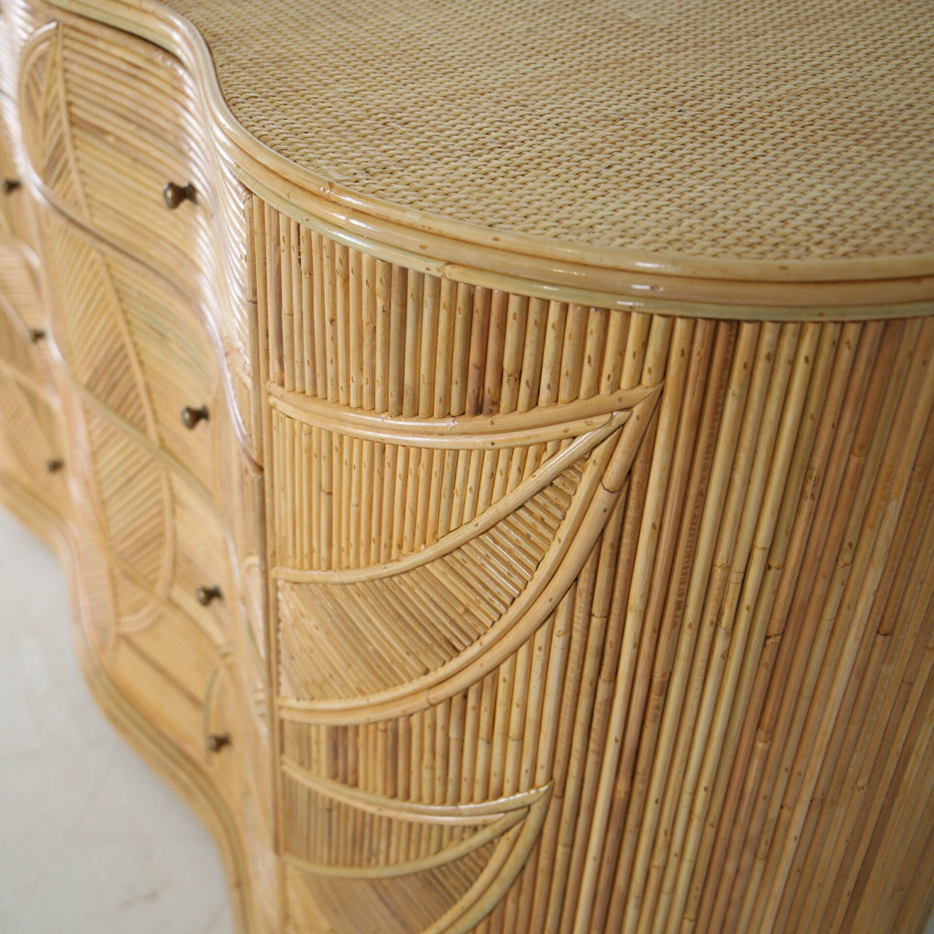 Commode « feuilles » en rotin