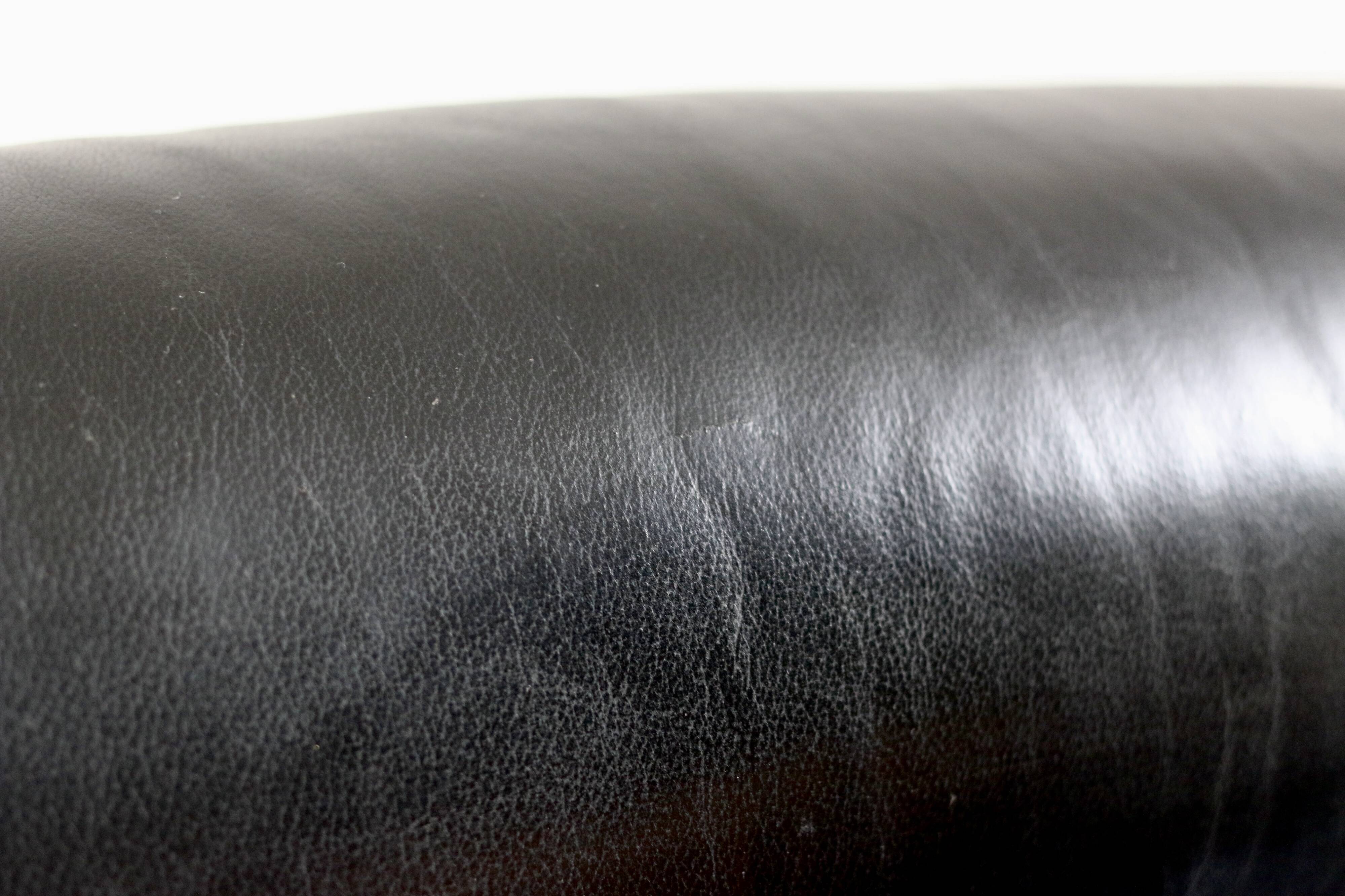 Fauteuil lounge et ottoman scandinave vintage cuir 1960