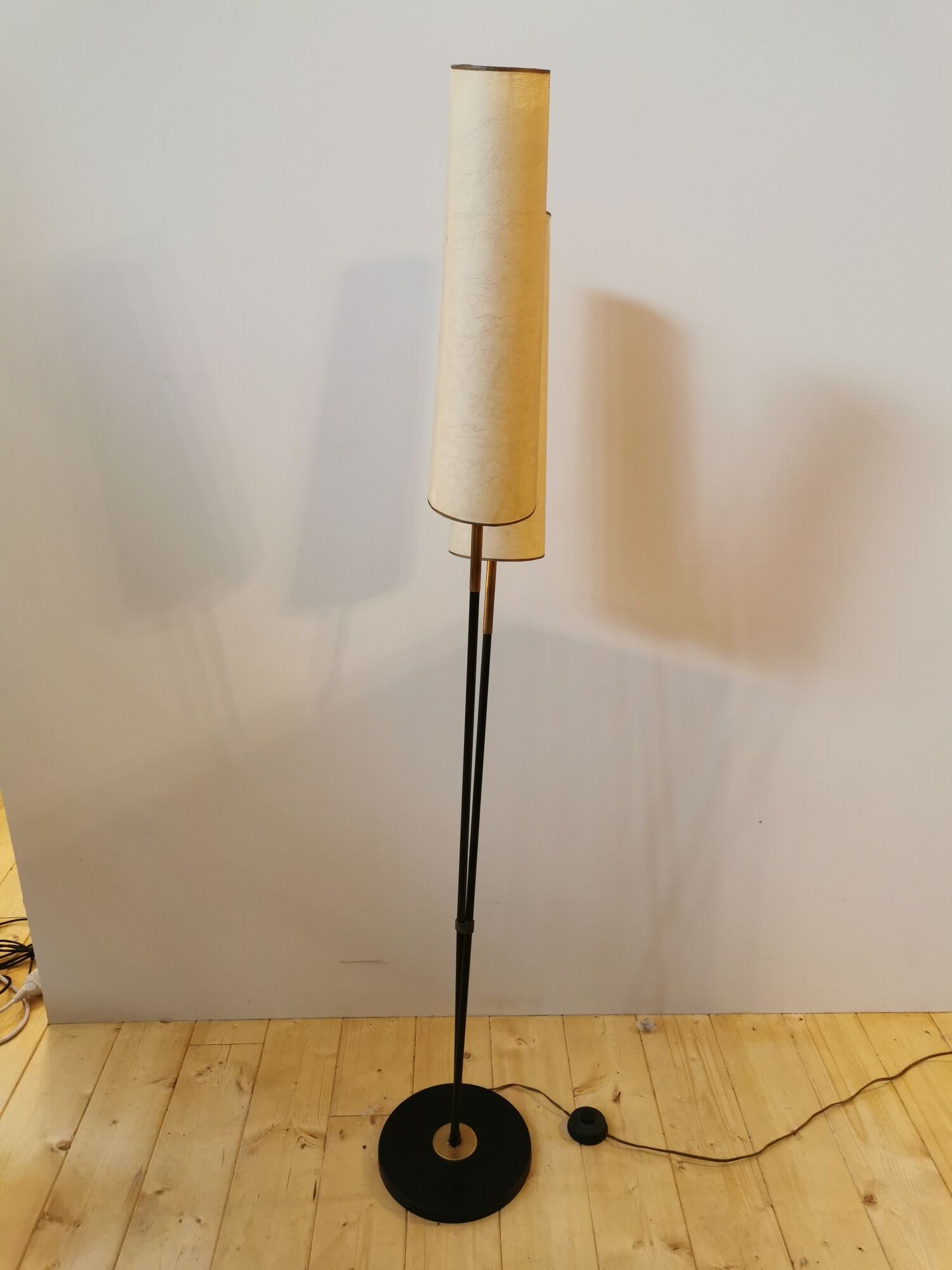Floor lamp of the 50s with metal and brass foot