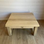 Grande table basse ancienne en chêne massif aérogommé - Style rustique chic