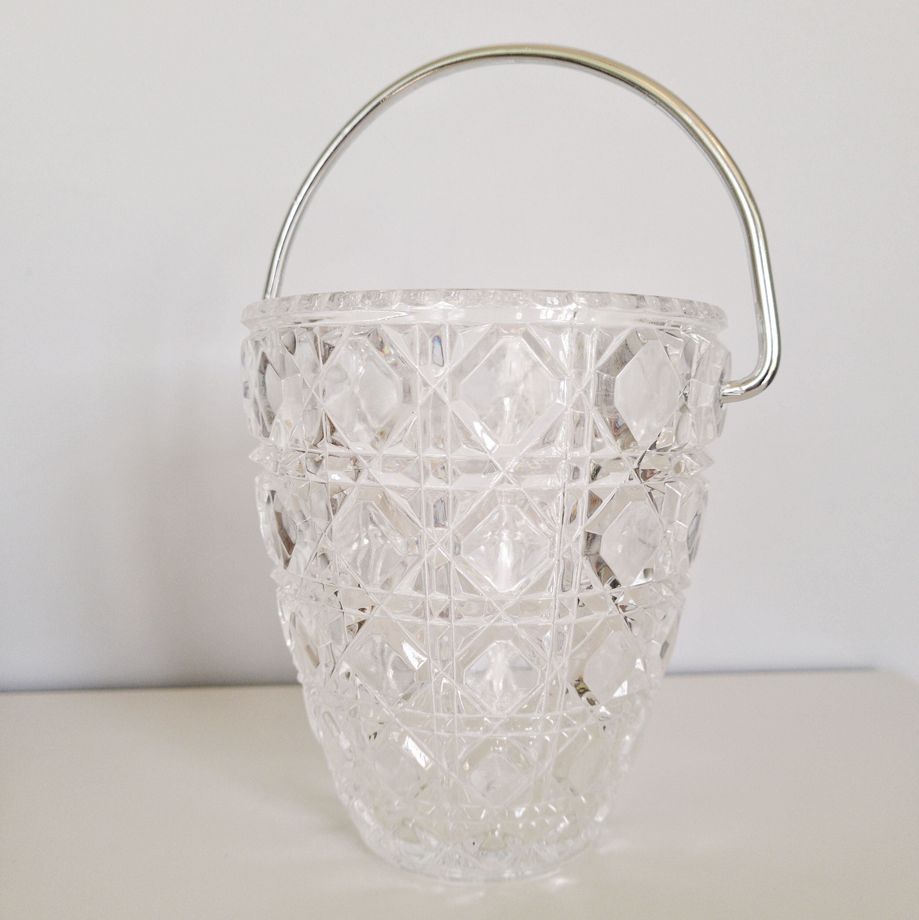 Chiseled crystal ice bucket