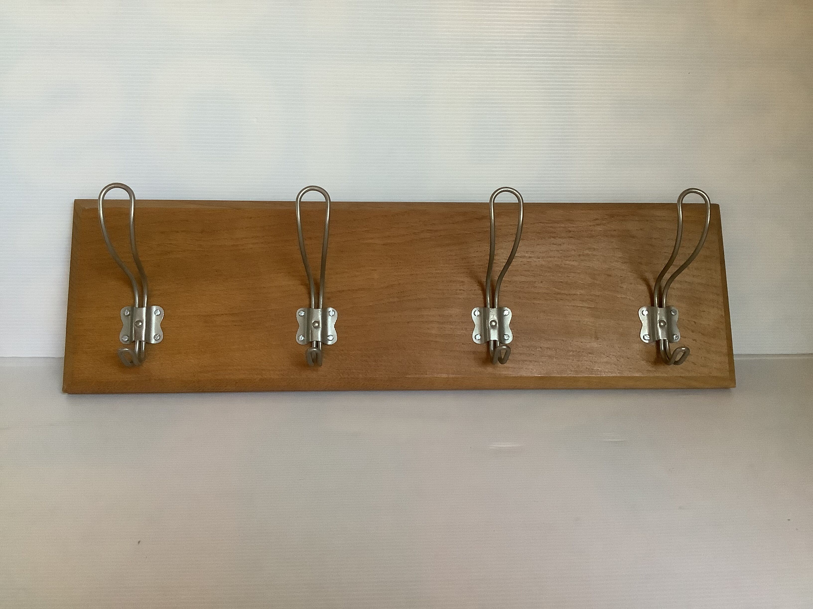 Wall coat rack in thick wood 4 hooks