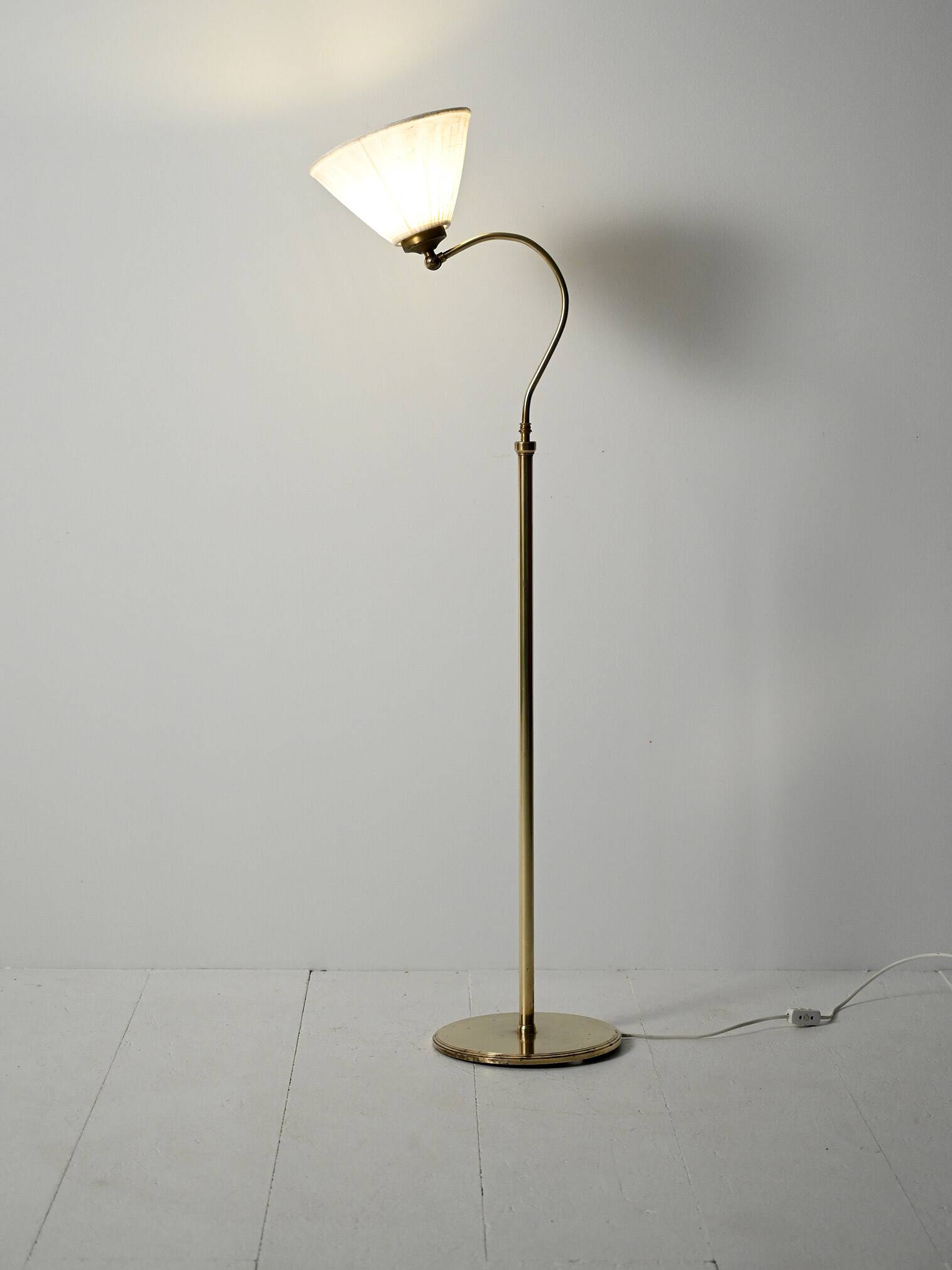 Lampadaire scandinave en laiton à col courbé, années 1950