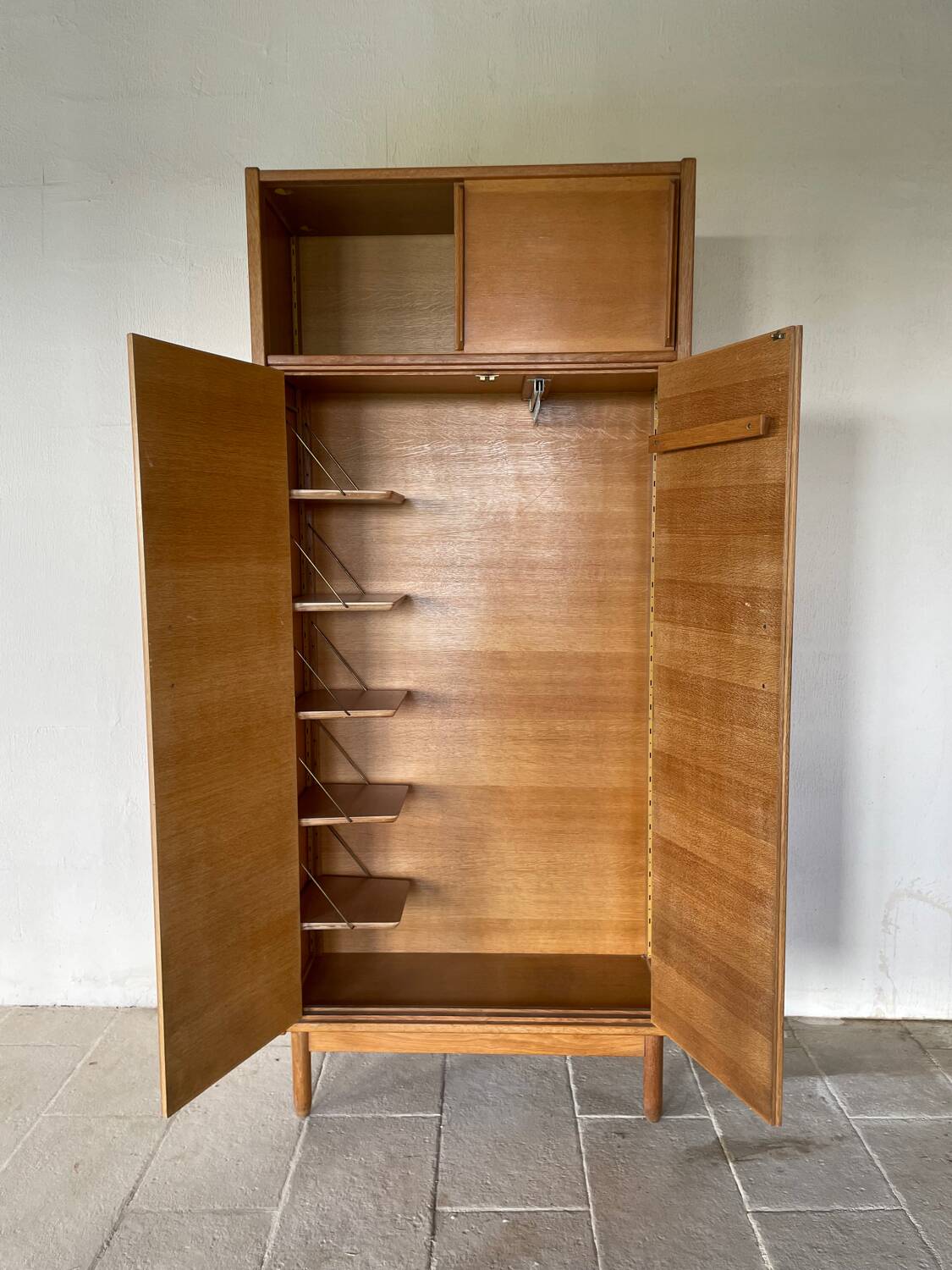 Armoire en bois vintage
