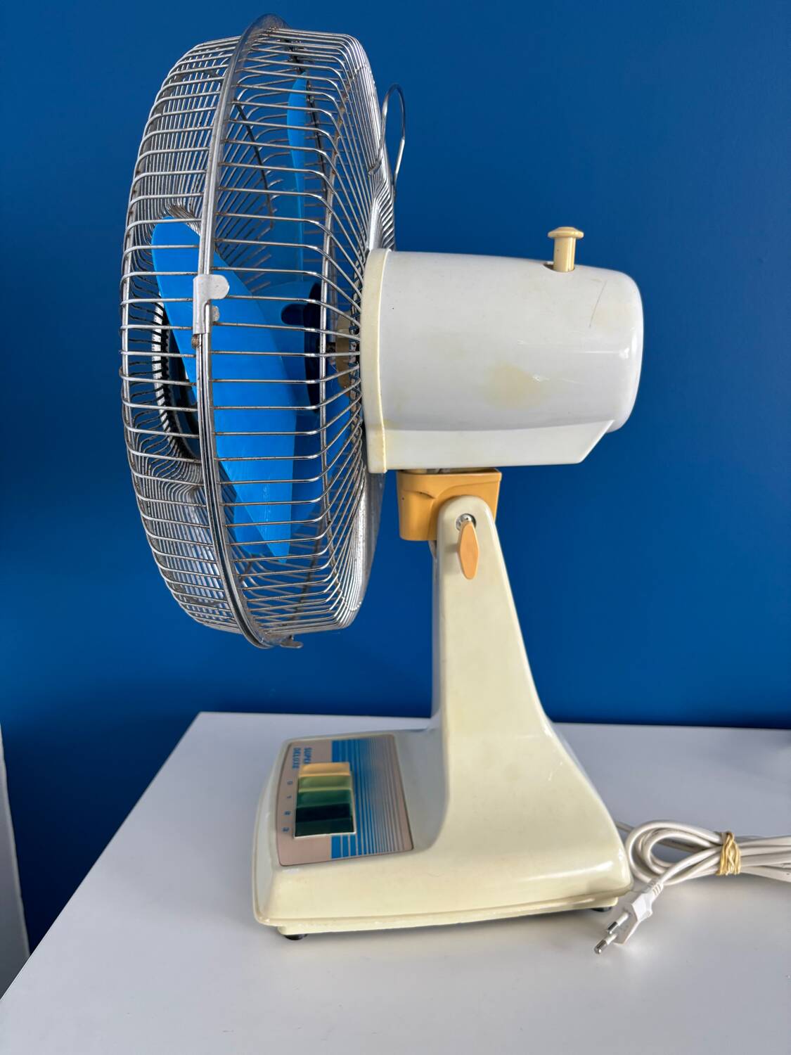 Super deluxe blue vintage fan