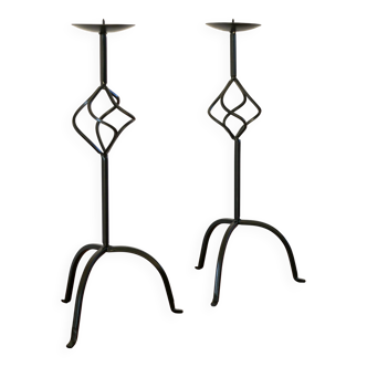 Pair of twisted tripod candlesticks in black iron, Brutalist, 1970 - 44 cm