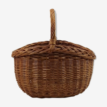 Wicker racing basket a handle