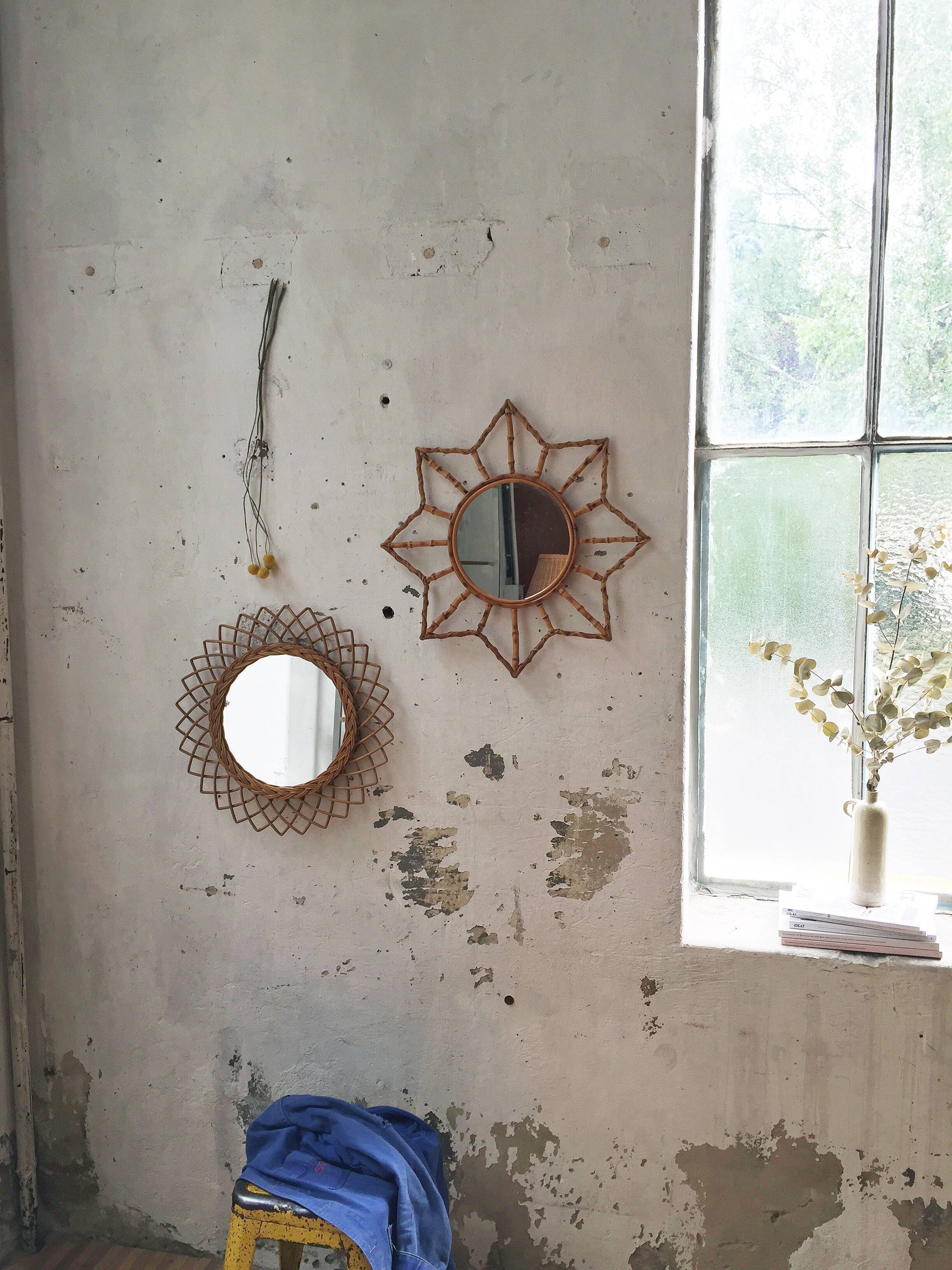 Vintage rattan mirror with rosette 50x50cm