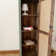 Petite armoire vert celadon et jute
