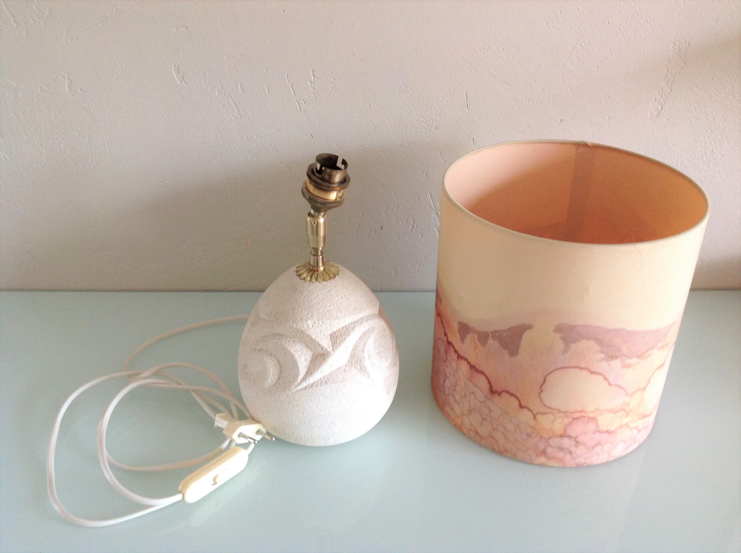 Ovoid lamp in carved stone and printed lampshade / vintage 60-70s